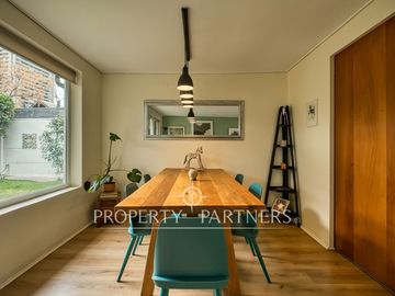 ENCANTADORA CASA FAMILIAR CON GRAN TERRAZA TECHADA Y QUINCHO