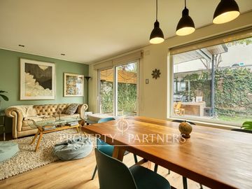 ENCANTADORA CASA FAMILIAR CON GRAN TERRAZA TECHADA Y QUINCHO