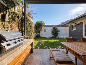 ENCANTADORA CASA FAMILIAR CON GRAN TERRAZA TECHADA Y QUINCHO
