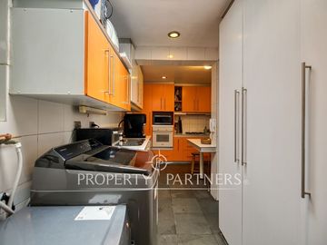 ENCANTADORA CASA FAMILIAR CON GRAN TERRAZA TECHADA Y QUINCHO