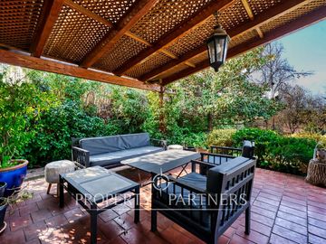 Acogedora casa con gran jardín y vista despejada a la cordillera, Los Dominicos
