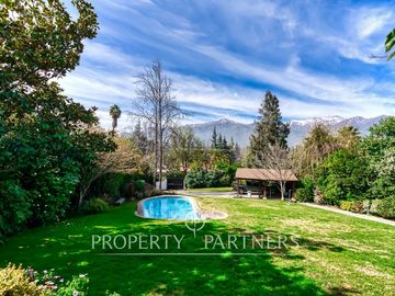 Acogedora casa con gran jardín y vista despejada a la cordillera, Los Dominicos