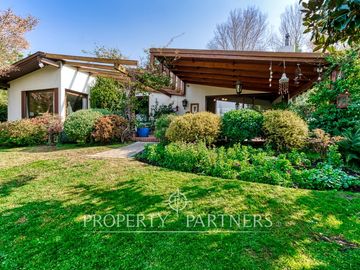 Acogedora casa con gran jardín y vista despejada a la cordillera, Los Dominicos