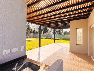 Venta | CASA 5 AMBIENTES A ESTRENAR | Santa Ana, Villanueva | Climatización central | Pileta