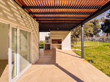 Venta | CASA 5 AMBIENTES A ESTRENAR | Santa Ana, Villanueva | Climatización central | Pileta