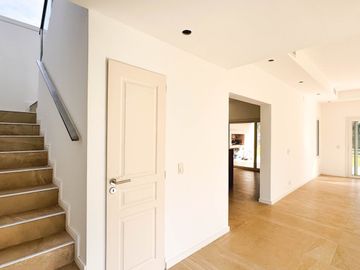 Venta | CASA 5 AMBIENTES A ESTRENAR | Santa Ana, Villanueva | Climatización central | Pileta