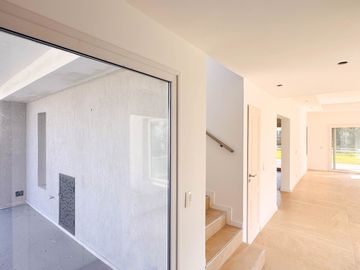 Venta | CASA 5 AMBIENTES A ESTRENAR | Santa Ana, Villanueva | Climatización central | Pileta