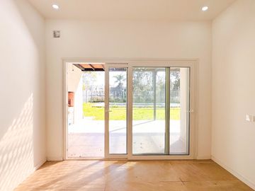 Venta | CASA 5 AMBIENTES A ESTRENAR | Santa Ana, Villanueva | Climatización central | Pileta