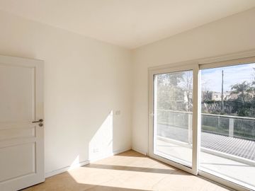 Venta | CASA 5 AMBIENTES A ESTRENAR | Santa Ana, Villanueva | Climatización central | Pileta