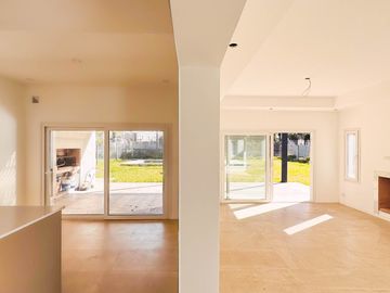 Venta | CASA 5 AMBIENTES A ESTRENAR | Santa Ana, Villanueva | Climatización central | Pileta