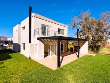 Venta | CASA 5 AMBIENTES A ESTRENAR | Santa Ana, Villanueva | Climatización central | Pileta