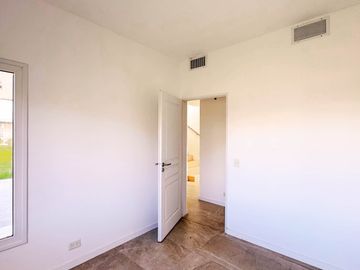 Venta | CASA 5 AMBIENTES A ESTRENAR | Santa Ana, Villanueva | Climatización central | Pileta