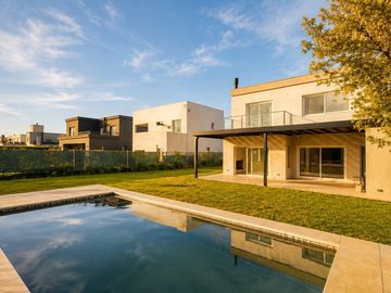 Venta | CASA 5 AMBIENTES A ESTRENAR | Santa Ana, Villanueva | Climatización central | Pileta