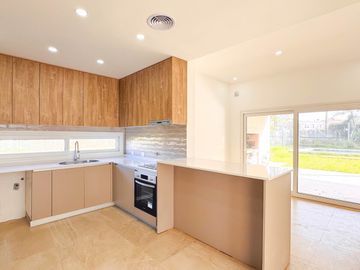 Venta | CASA 5 AMBIENTES A ESTRENAR | Santa Ana, Villanueva | Climatización central | Pileta