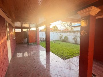 SE VENDE OPORTUNIDAD  CASA DE UN PISO EN VILLA BARCELONA