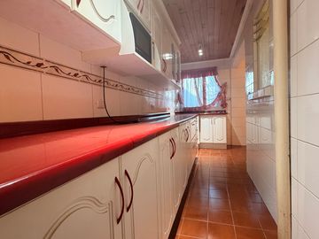 SE VENDE OPORTUNIDAD  CASA DE UN PISO EN VILLA BARCELONA