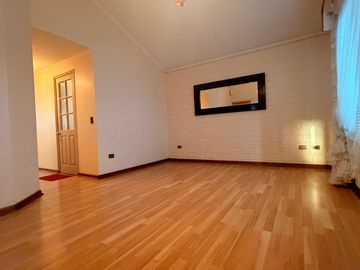SE VENDE OPORTUNIDAD  CASA DE UN PISO EN VILLA BARCELONA