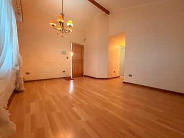 SE VENDE OPORTUNIDAD  CASA DE UN PISO EN VILLA BARCELONA