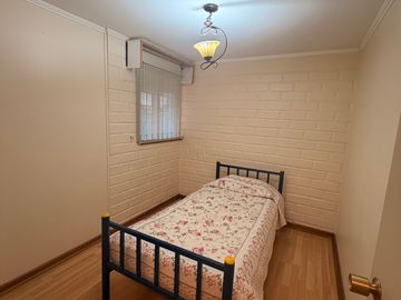 SE VENDE OPORTUNIDAD  CASA DE UN PISO EN VILLA BARCELONA