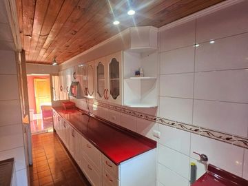 SE VENDE OPORTUNIDAD  CASA DE UN PISO EN VILLA BARCELONA