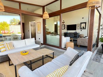 HERMOSA CASA NEOCHILENA EN VENTA, PIEDRA ROJA, CHICUREO