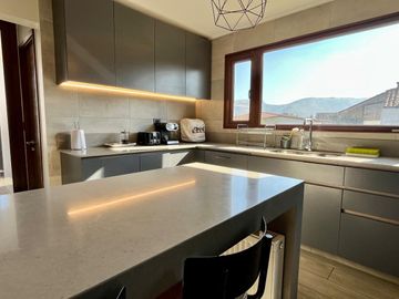 HERMOSA CASA NEOCHILENA EN VENTA, PIEDRA ROJA, CHICUREO