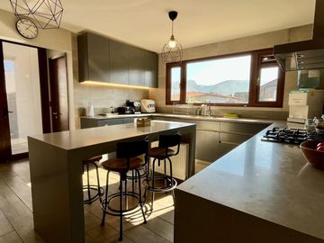 HERMOSA CASA NEOCHILENA EN VENTA, PIEDRA ROJA, CHICUREO