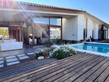 HERMOSA CASA NEOCHILENA EN VENTA, PIEDRA ROJA, CHICUREO