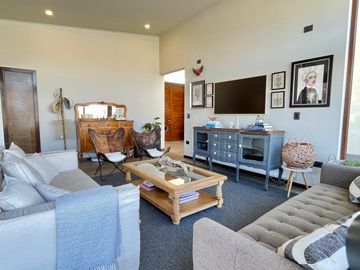 HERMOSA CASA NEOCHILENA EN VENTA, PIEDRA ROJA, CHICUREO