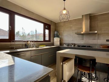 HERMOSA CASA NEOCHILENA EN VENTA, PIEDRA ROJA, CHICUREO