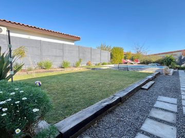 HERMOSA CASA NEOCHILENA EN VENTA, PIEDRA ROJA, CHICUREO