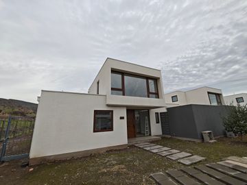 ESTRENA UNA CASA NUNCA HABITADA EN SANTA ELENA, CHICUREO