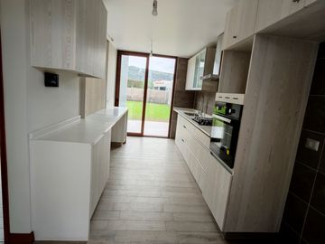 ESTRENA UNA CASA NUNCA HABITADA EN SANTA ELENA, CHICUREO