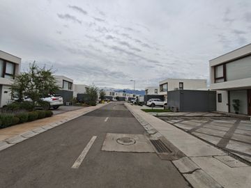 ESTRENA UNA CASA NUNCA HABITADA EN SANTA ELENA, CHICUREO
