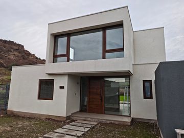ESTRENA UNA CASA NUNCA HABITADA EN SANTA ELENA, CHICUREO