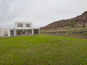 ESTRENA UNA CASA NUNCA HABITADA EN SANTA ELENA, CHICUREO
