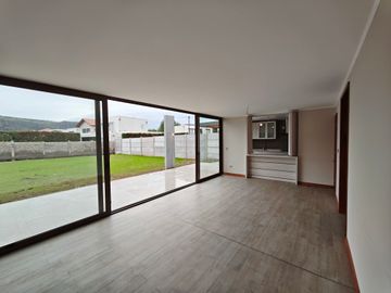 ESTRENA UNA CASA NUNCA HABITADA EN SANTA ELENA, CHICUREO