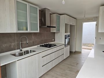 ESTRENA UNA CASA NUNCA HABITADA EN SANTA ELENA, CHICUREO