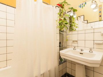 VENTA Casa 3 ambientes con local en Lomas.