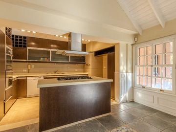 EXCELENTE CASA CHALET 6 AMBIENTES EN ADROGUE
