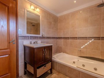 EXCELENTE CASA CHALET 6 AMBIENTES EN ADROGUE