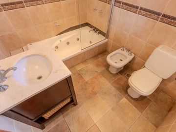 EXCELENTE CASA CHALET 6 AMBIENTES EN ADROGUE