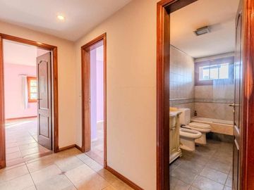 EXCELENTE CASA CHALET 6 AMBIENTES EN ADROGUE
