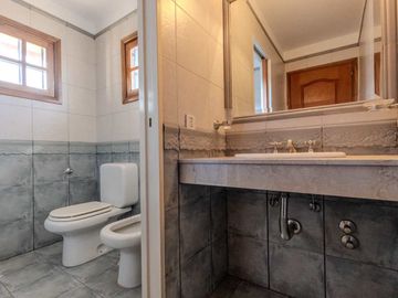 EXCELENTE CASA CHALET 6 AMBIENTES EN ADROGUE