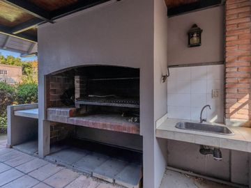 EXCELENTE CASA CHALET 6 AMBIENTES EN ADROGUE