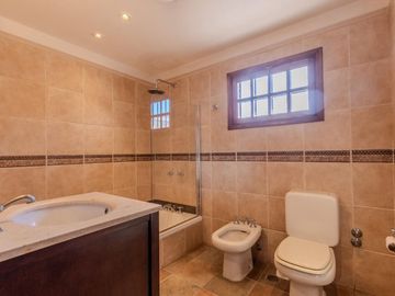 EXCELENTE CASA CHALET 6 AMBIENTES EN ADROGUE