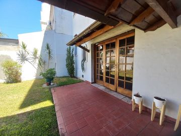 Venta casa 5 amb, jardín, cochera parrilla Olivos