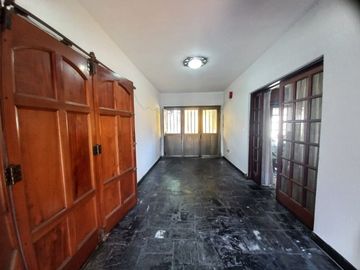 Venta casa 5 amb, jardín, cochera parrilla Olivos