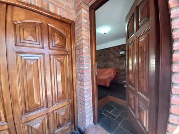 Venta casa 5 amb, jardín, cochera parrilla Olivos