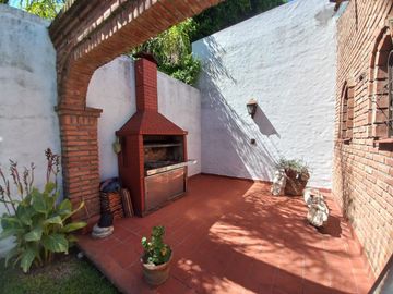 Venta casa 5 amb, jardín, cochera parrilla Olivos